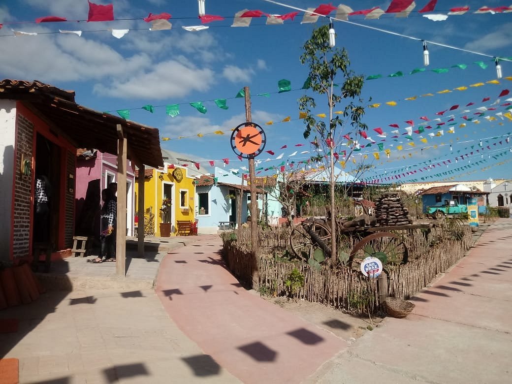 Idealizado pelo dramaturgo João Dantas, o Sítio São João, hoje Vila Sítio São João, atrai uma multidão de turistas durante as festividades juninas de Campina Grande, na Paraíba.